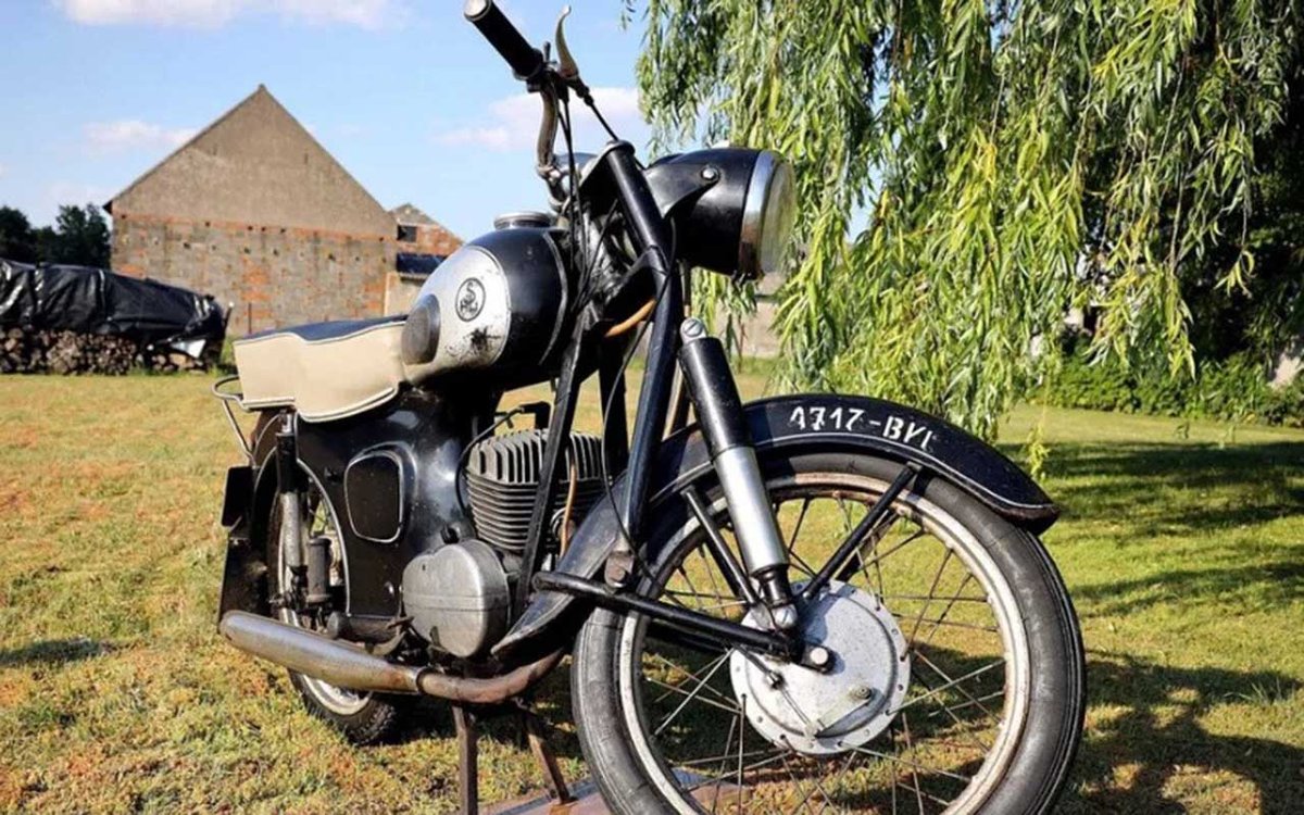 The Rajdoot 350 India's Iconic Two-Stroke Legend Known Fondly As The RD 2