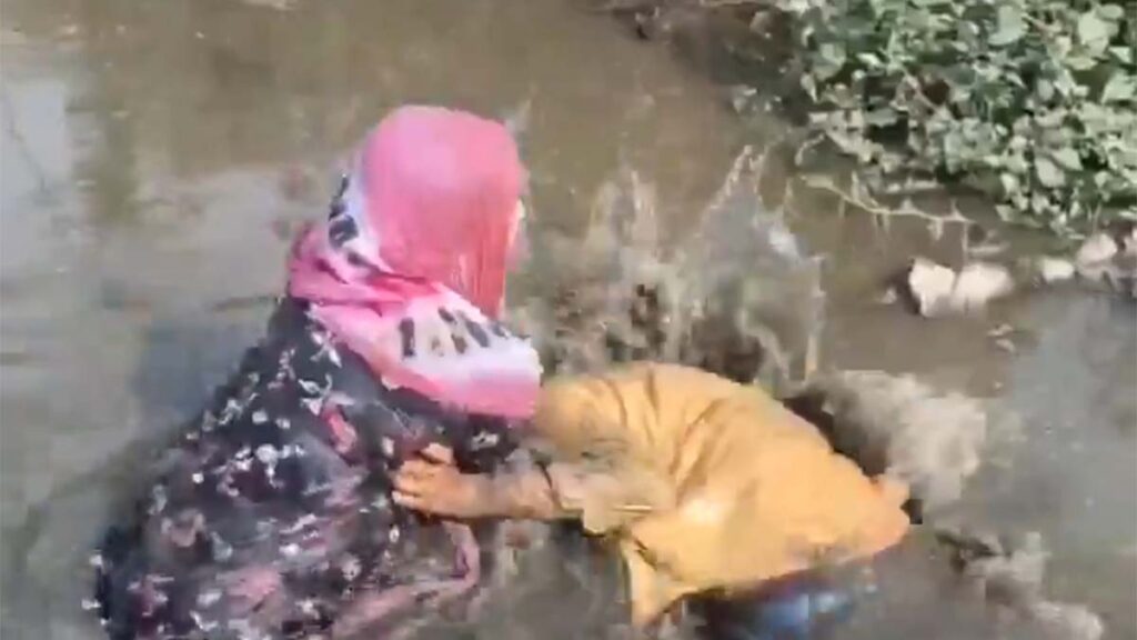 Viral Video- Couple’s Ugly Fight Ends Up In Drain; Netizens Are ‘Too Stunned To Speak’
