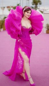 Bollywood beauty Urvashi Rautela Bedagu Binnana in pink dress at Cannes Film Festival PHOTOS (4)