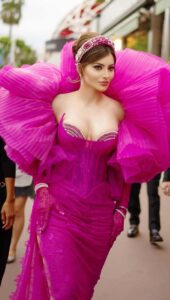 Bollywood beauty Urvashi Rautela Bedagu Binnana in pink dress at Cannes Film Festival PHOTOS (5)