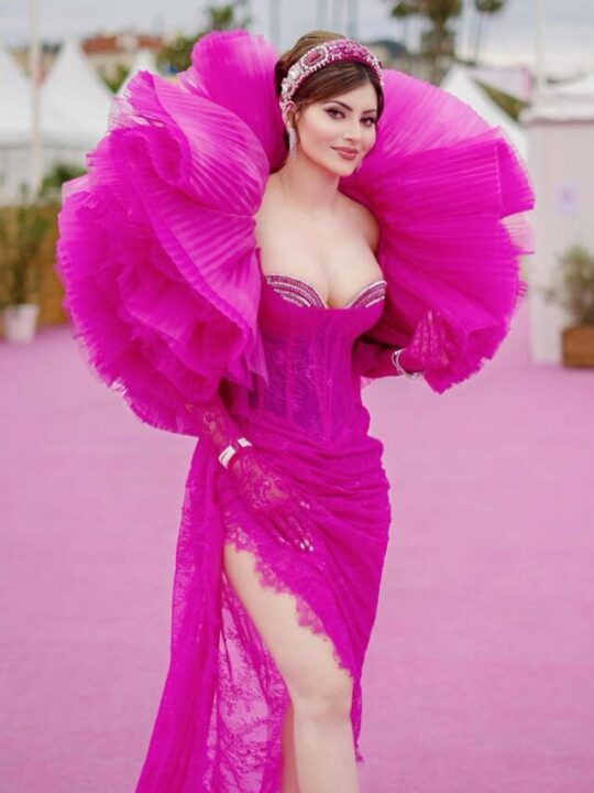 Bollywood beauty Urvashi Rautela Bedagu Binnana in pink dress at Cannes Film Festival PHOTOS (4)