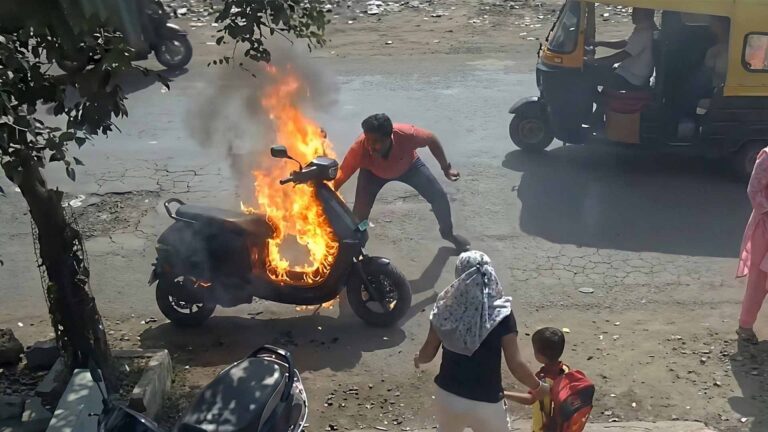 Ola Electric Scooter Catches Fire Outside Solapur School, Father and Young Daughter Have Narrow Escape