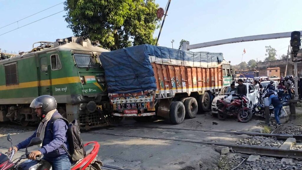 Rail Traffic Disrupted After Train Hits Stationary Truck at Manned Crossing in Jharkhand 02
